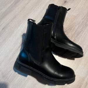 Boots i bra skick, köpta secondhand. Kommer inte till användning