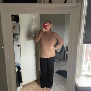 Tröja i ull - Tröja i alpacka ull från Hm i storlek xs. Köpt för 3 veckor sedan och aldrig använd. 