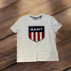 Gant dam T-shirt storlek L  - Aldrig använd, endast blivit liggandes tyvärr. Nyskick! Dyr i inköpt! 600kr   Pris kan diskuteras! 