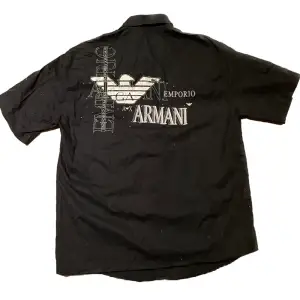 Armani skjorta med tryck på ryggen, köpt på humana så förmodar att den inte är äkta👀 men super snygg. Saknar några diamanter i texten.