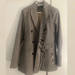 En kavaj  - En kavaj från giantricot. Stolek 38