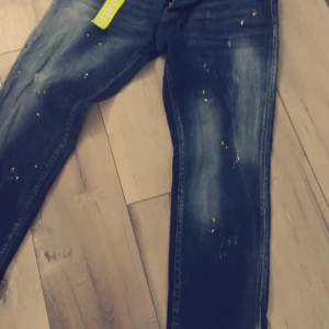 Dsquared2  - Helt nya jeans storlek 50 . Motsvarande storlek M/L 