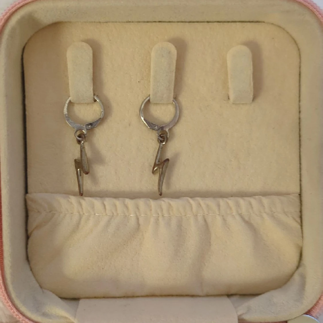 Silvriga Blixt örhängen