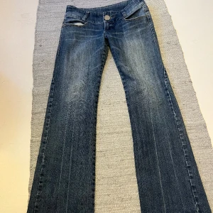 Lågmidjade bootcut jeans  - Lågmidjade bootcut jeans. Midjemått 38 cm, innerbenslängd 78 cm. Tryck på köp nu för att köpa❤️‍🔥