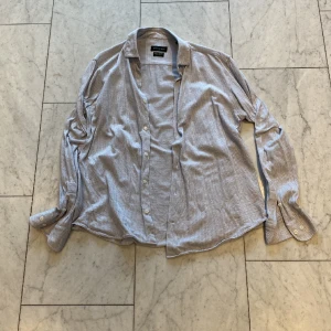 Massimo Dutti skjorta - Säljer en skön massimo dutti skjorta i storlek XL, men den är väldigt liten i storleket. Skulle säga att den passar M-L.