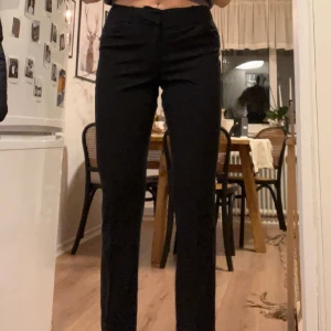 Midwaist kostymbyxor  - Midwasit kostymbyxor med avsmalnande ben. Jättebra skick, köpts här på plick! Skriv vid fler bilder eller intresse!🖤