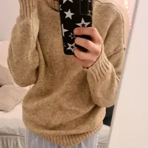 Beige stickad tröja med polo från H&M väl använd men fint skick. Pris kan diskuteras💘