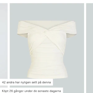 Bikbok tröja  - Vit fin tröja från bikbok. Köpte ungefär en vecka efter jul är knappt använd är som ny.💕💕 köptes för 260💕💕