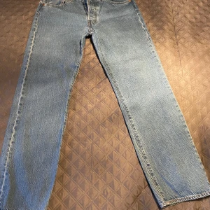 Levis jeans 501 - Säljer nu mina Levis jeans,använda fåtal gånger. Dem är ljus blåa och sitter väldigt bra på mig som är 178 cm.