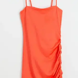 Säljer klänningen då den inte kommer till användning⭐️ endast testad🤍 passar perfekt för fester🤍⭐️ kom privat för fler bilder