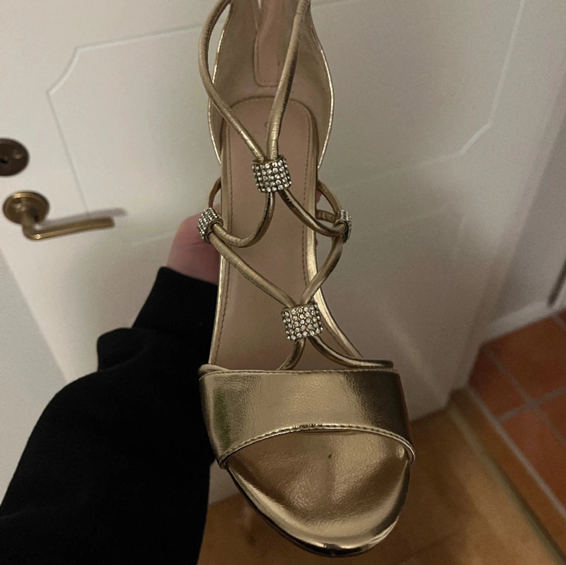 Guldiga klackskor från Kurt geiger  - 90