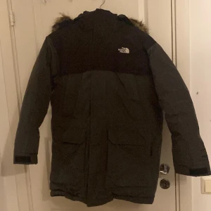 The  North Face  - Tjena, säljer nu min gamla vinter som jag haft nåt år. Säljer den pga att de är för liten för mig. De är bara att kontakta mig vid frågor och funderingar om storleken eller något annat.
