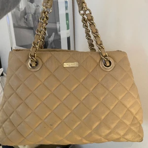 Kate Spade handväska  - Perfekt vardagsväska, rymmer det mesta. 