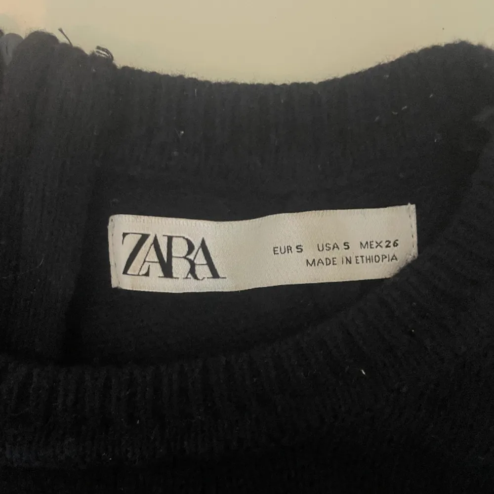 Superfin trekvartsärmad tröja från Zara!🩵 superbra skick, bara använd typ 4 ggr. Nypris var runt 400-500 kr.. Stickat.