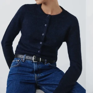 Stickad tröja med knappar - säljer denna stickade tröjan med knappar. Använd 1 gång🤍