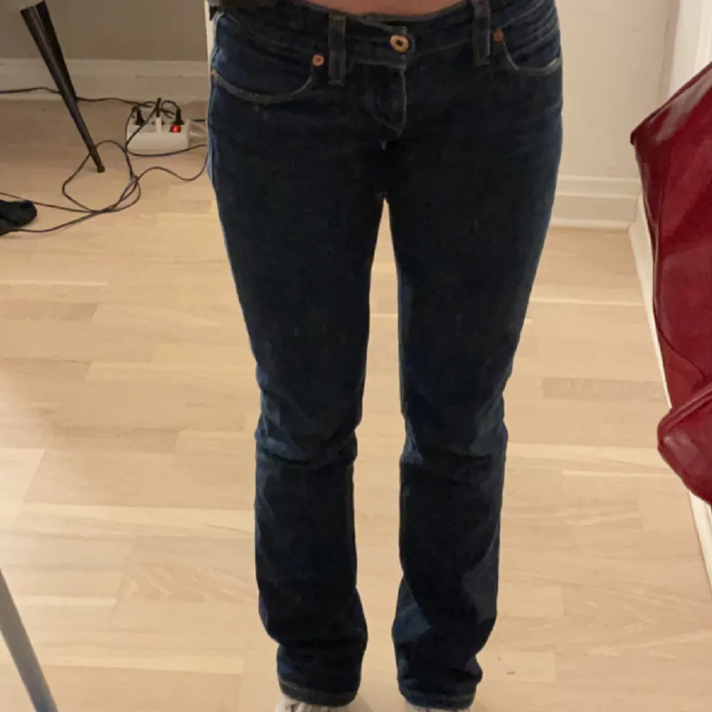 Snygga Låg midjade bootcut jeans som är inne och sitter super snyckt skulle säga att de inte har några skavanker då jag tycker att det bara blir snyggare när de ser lite vintage ut. Jag är storlek 34 och 158cm lång. Jeans & Byxor.