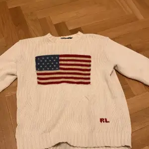 Jag säljer den här polo Ralph lauren tjocktröjan som är storlek small. Den är i väldigt bra skick. 