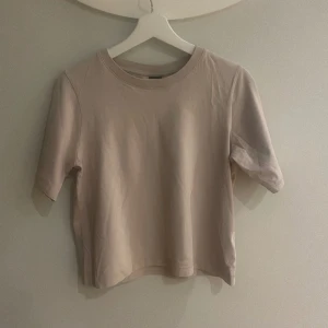 T-shirt från Gina, storlek s - I ny skick 