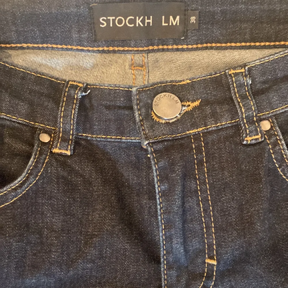 Lågmidjade stockh lm jeans! Superfint skick nästan aldrig använda! Priset går att diskutera men kontakta priv 💗. Jeans & Byxor.
