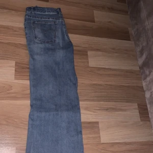 Jeans - Svarta Levis jeans stuprör tight modell ste 25/30  Modell mile high 