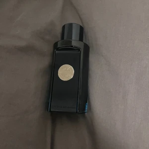 The Icon parfym - Nästan helt ny, bara lite använd. Det är från början 100ml nu 75ml. Originalpris 300kr mitt pris 75