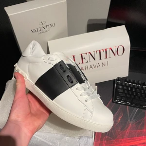 Valentino skor helt nya - Helt nya skor bara provade. Var för stora för mig (storlek 43) och därför säljes de billigt. Fick de i present! Alla taggar och sånt följer med!