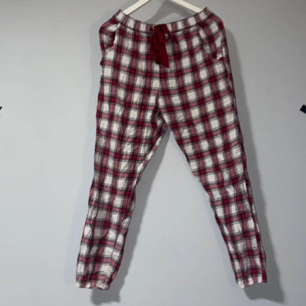 Rutiga pyjamas byxor från hunkmöller  Bekväma och har fickor men snöret är bara är fejk så de går ej att dra åt byxorna i midjan. Original priset ligger på ca 350kr. Jeans & Byxor.
