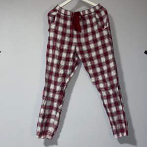 Rutiga pyjamas byxor från hunkmöller  Bekväma och har fickor men snöret är bara är fejk så de går ej att dra åt byxorna i midjan. Original priset ligger på ca 350kr