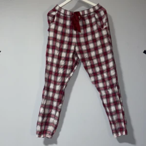 Pyjamas byxor  - Rutiga pyjamas byxor från hunkmöller  Bekväma och har fickor men snöret är bara är fejk så de går ej att dra åt byxorna i midjan. Original priset ligger på ca 350kr