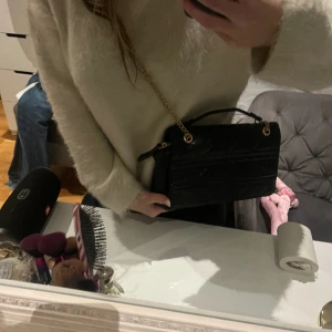 Valentino väska - Säljer nu min jätte fina och praktiska handväska. Den rymmer mycket och man kan ha de på två olika sett(se bilderna)💗