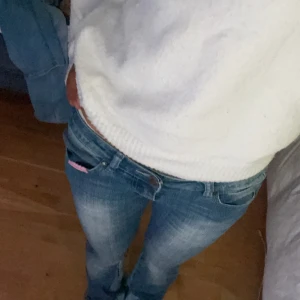 Super lågmidjade jeans  - Säljer dessa supersnygga lågmidjade jeans! Säljer de eftersom att de är för små, de är omsydda längst ner och var så när jag köpte de. De har en sne söm, och där av priset! Dm: a vid frågor eller för bild på sömmen!