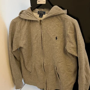 Grå Polo Ralph Lauren zip hoodie  - Äkta, bra skick, storlek 16 år, funkar för folk som har xs/s i storlek. 