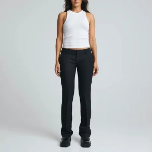 Bikbok Low waist kostymbyxor - Low waist kostymbyxor från Bikbok i modell  VERA i storlek 38 (bootcut) Helt oanvända!! 