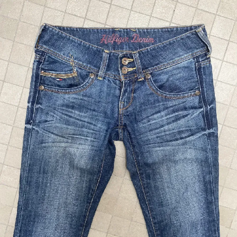 Lånade bilder från den jag köpte av 💗Säljer dessa supersnygga lågmidjade bootcut jeans från Tommy Hilfiger💕Köpta här på Plick! Säljer de för att de inte kommer till användning❤️Storleken är W27 L34💕Skriv för fler frågor☺️. Jeans & Byxor.