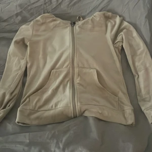 Zip up tröja - Mysig zip upp tröja ifrån gina tricot. Bra skick 
