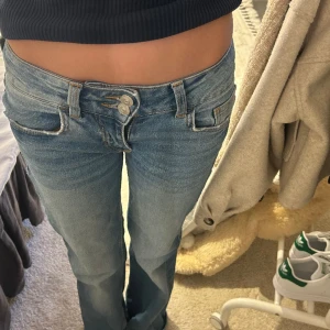 Lågmidjade bootcut jeans - Super trendiga lågmidjade jeans från H&M säljes💫 Superfint använt skick och inga skador💓 290kr +frakt, går även att hämta upp på Ekerö😇 Postar inom 24 timmar efter köp!