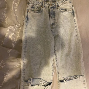 Bakbok jeans - Ljusblåa jeans från bikbok. För små för mig därför jag säljer