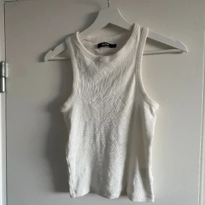 vitt linne från bikbok - superfint vitt linne från bikbok❣️ 