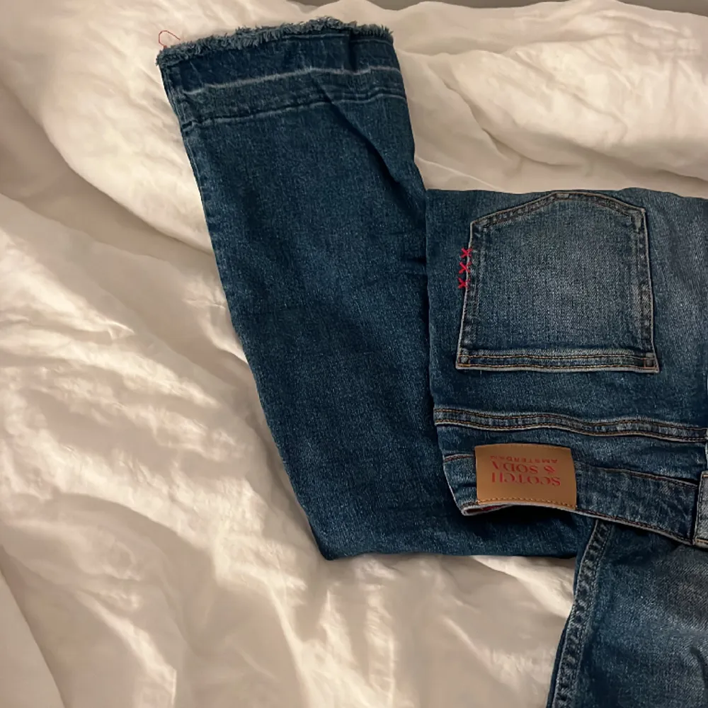 Säljer mina jätte fina jeans ifrån Scotch & Soda, dem har mycket fina detaljer och är modell bootcut/flaire. Säljer då dem har blivit för korta för mig.❣️Dem är i storleken 14y så skriv om ni vill ha mer exakta mått eller storlek. . Jeans & Byxor.