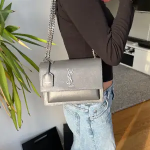 Hej! Jag säljer min superfina limited edition Ysl väska då den tyvärr inte kommer till användning. Väskan har använts vid enstaka tillfällen, har inga defekter och är som ny. Äkthetsbevis samt dustbag och låda finns. Väskan köptes för 24000.💕💕