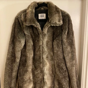 Pälsjacka Brun - Skitsnygg pälsjacka från Vero Moda som tyvärr är för liten för mig! Jättefint skick💞