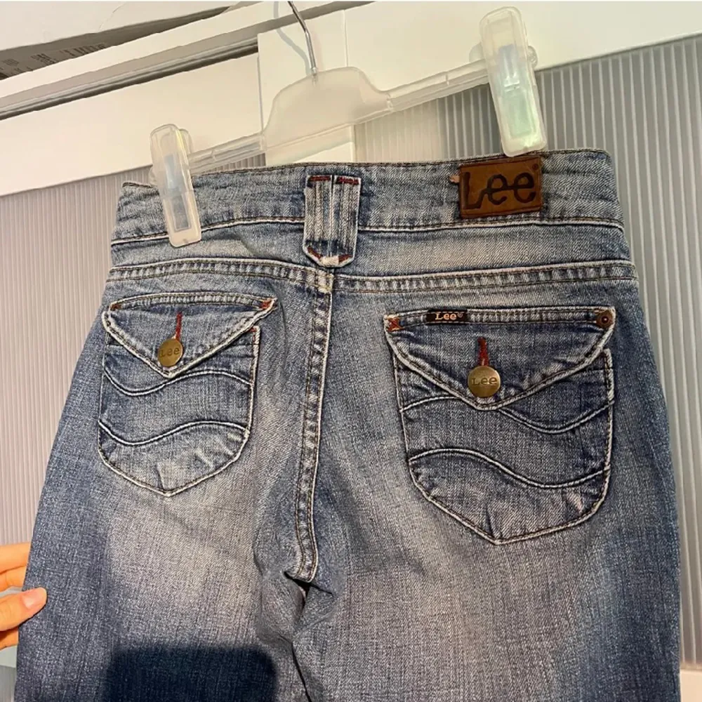 Hej!💗 Säljer nu mina fina lågmidjade jeans från lee igen pga oseriös köpare. Jag är 160cm och köparen står för frakten, pris kan diskuteras💗Hör av er vid frågor💗. Jeans & Byxor.