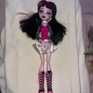 Säljer denna monster high docka. Den är i bra skick men saknar örhänge och tillbehör 