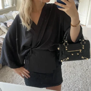 Blus - Superfin blus som passar till mycket! Säljer pga den inte kommer till användning och har lappen kvar. Köpare står för frakt🤍