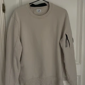 Cp company tröja/sweatshirt  - Cp company tröja Nypris - 2000 kr Tröjan är som ny och är endast använd enstaka tillfällen / inga nackdelar färg: beige / vit   Hör av er vid funderingar!