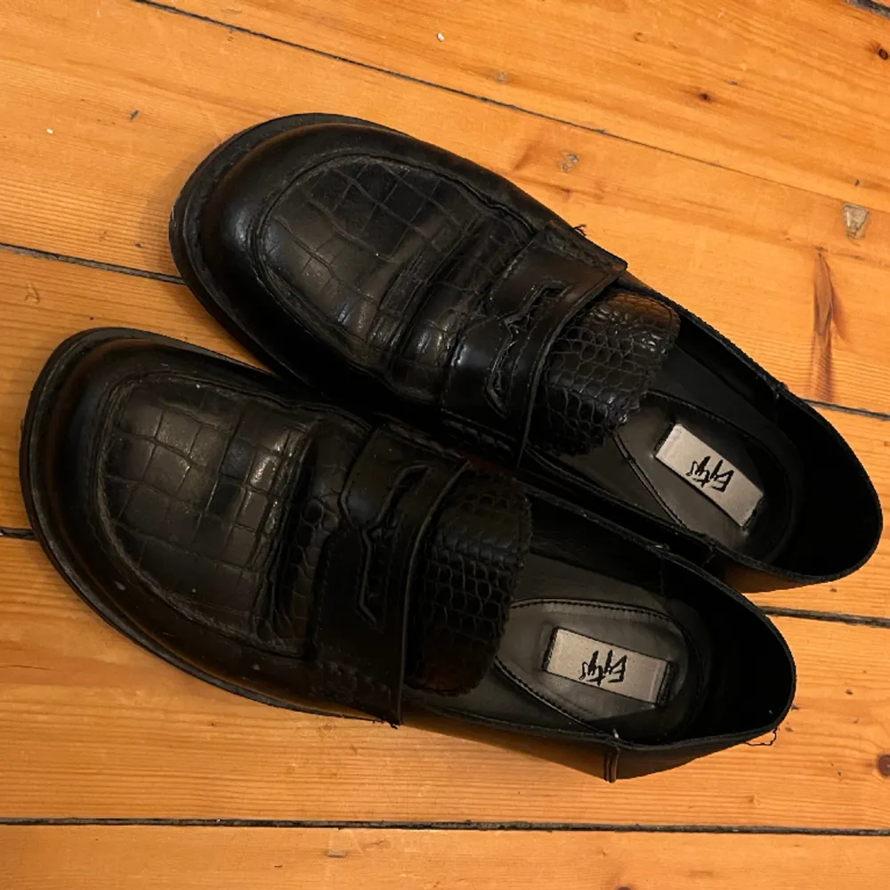 Svingoa loafers från Eytys i jättefint skick. Vikbara i hälen så de blir sköna tofflor! Storlek 38.. Skor.