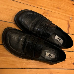 Eytys Otello loafers - Svingoa loafers från Eytys i jättefint skick. Vikbara i hälen så de blir sköna tofflor! Storlek 38.