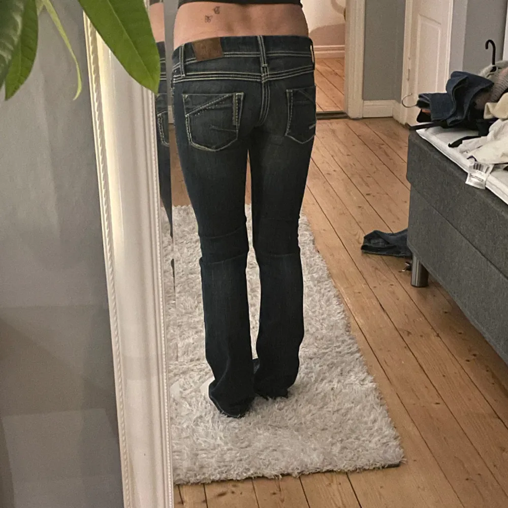 Säljer mina Vinted bootcut jeans som är köpta second hand i Stockholm, säljer det pga att det är försmå på mig . Jeans & Byxor.