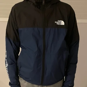 The north face vindjacka - Hej, säljer nu min the north face vindjacka den är i bra skick (9/10) och passar om du är 160-165 kan även passa om du är lite kortare eller lite längre.  Ny pris ca 1000kr Mvh: Max 