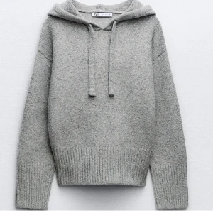 stickad zara hoodie - Grå stockad hoodie ifrån zara. Nypriset är 500kr, helt slutsåld på hemsidan. Bara använd nån gång så har inga defekter